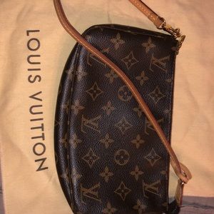 LV Pochette Monogram